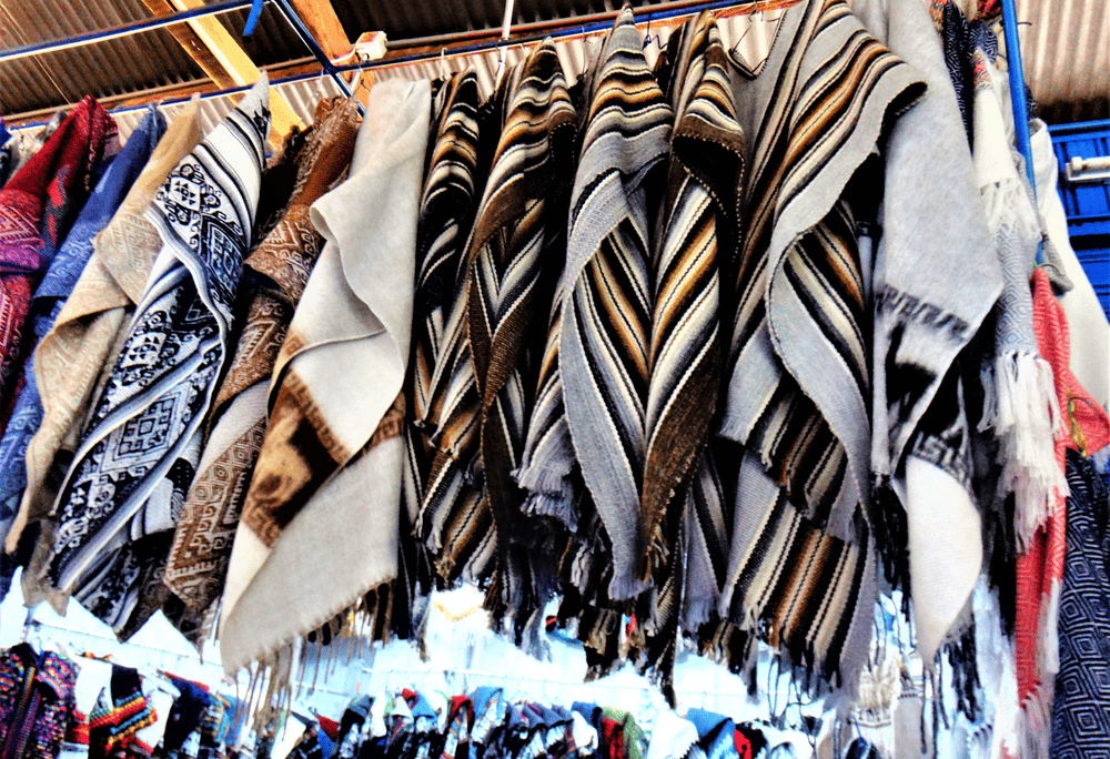 Fashion stalls at Ben Thanh Market always attract many tourists (Source: Canva)